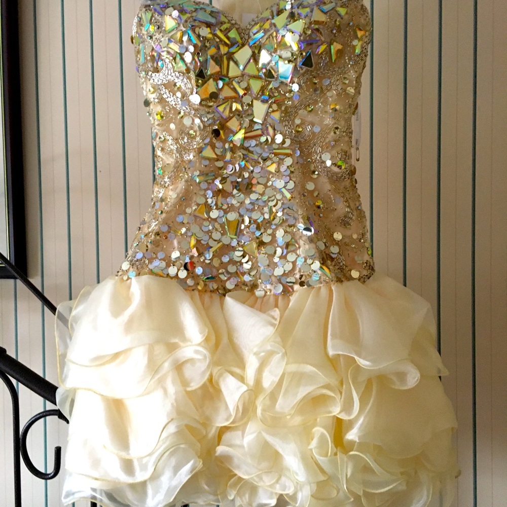 Tony Bowls mini prom dress. Brand new. Size 0. Never worn